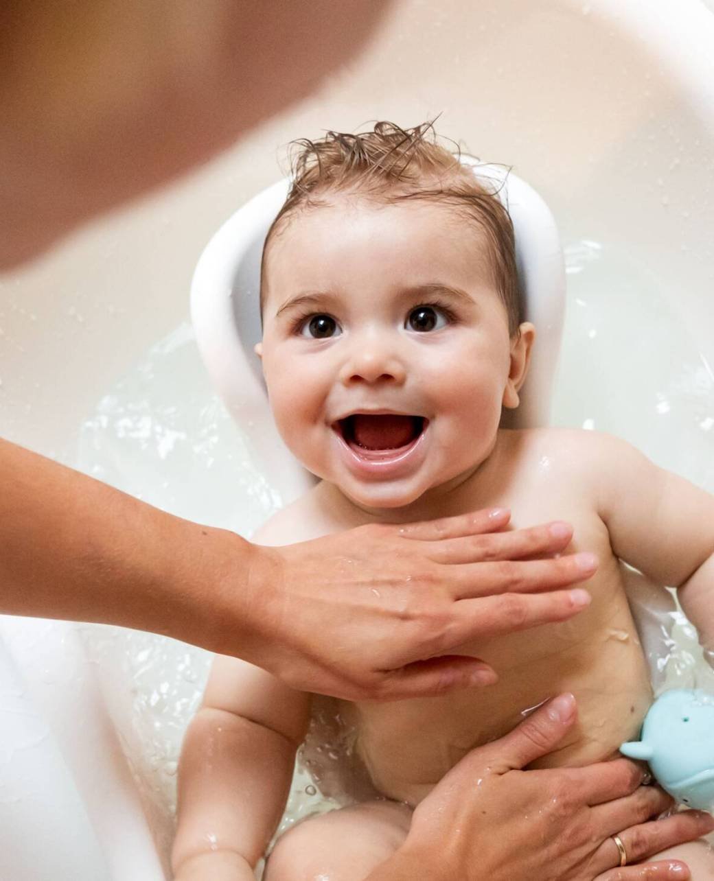 mom-bathing-her-smiling-baby-in-bathtub-2024-10-30-22-42-26-utc-2 mom-bathing-her-smiling-baby-in-bathtub-2024-10-30-22-42-26-utc-2